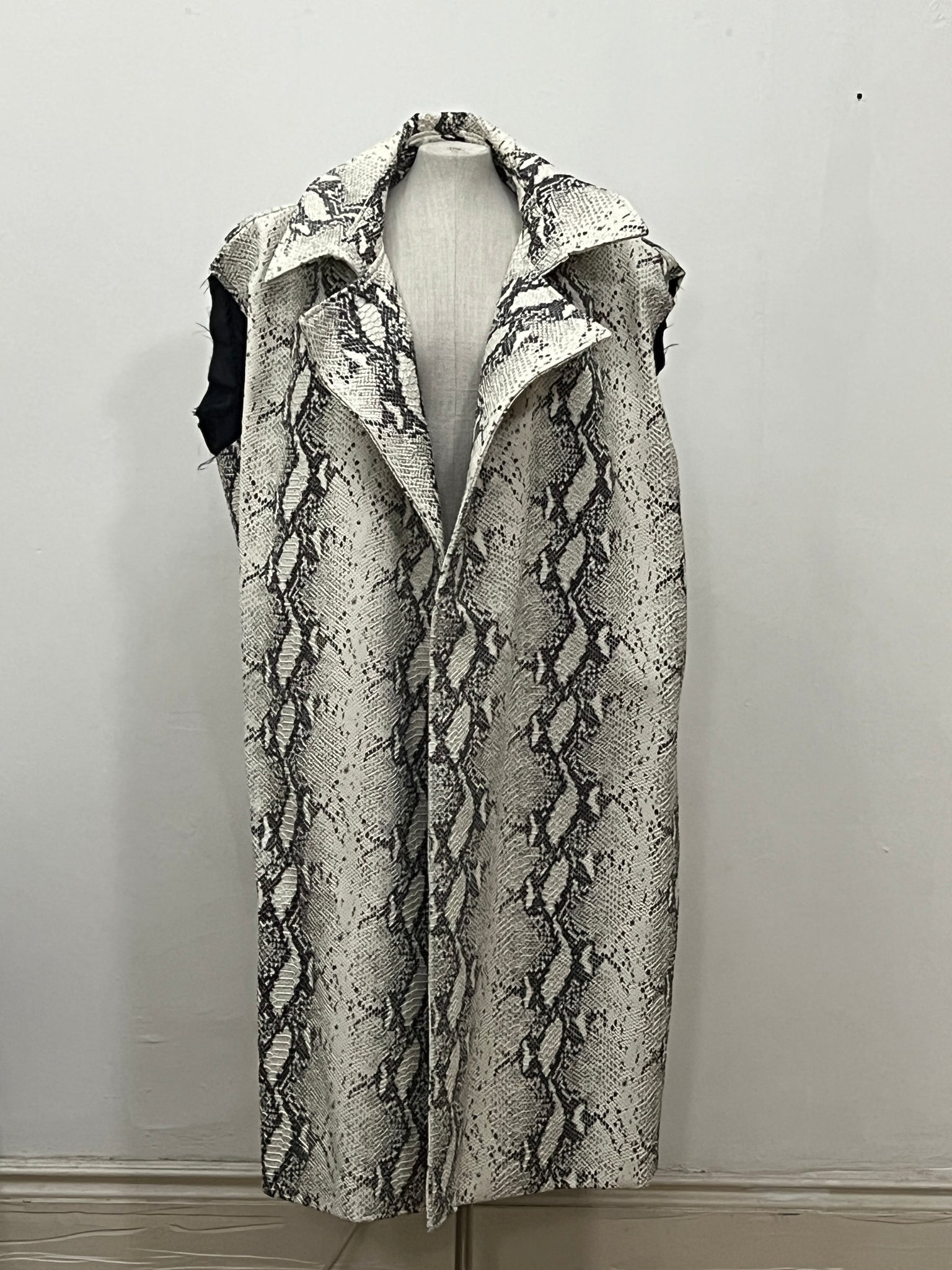 faux leather snake coat -sleevelest vest